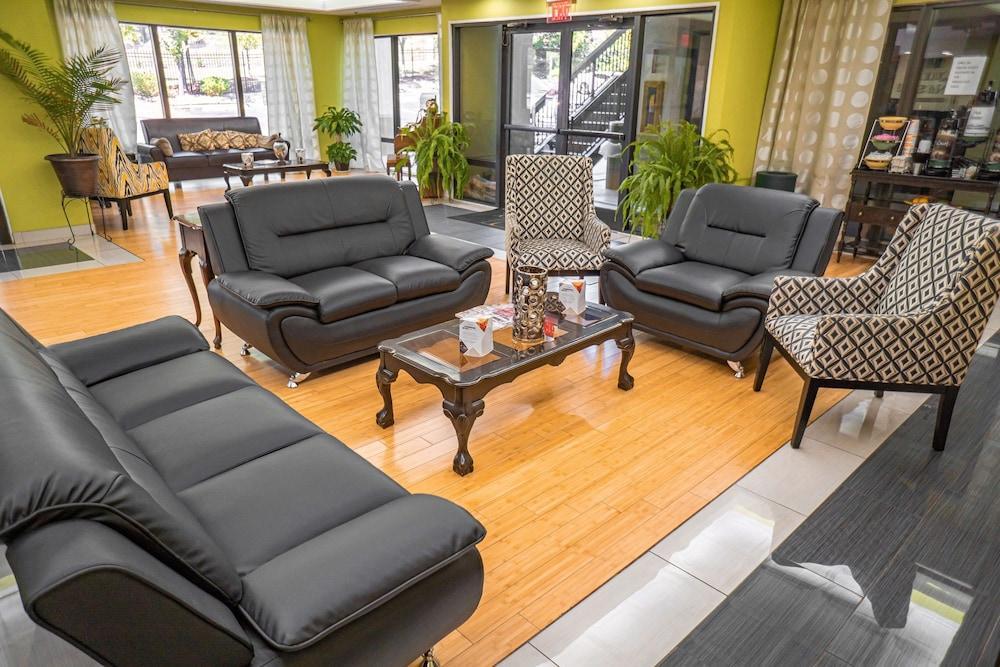 Quality Inn & Suites Near Six Flags - Austell Buitenkant foto
