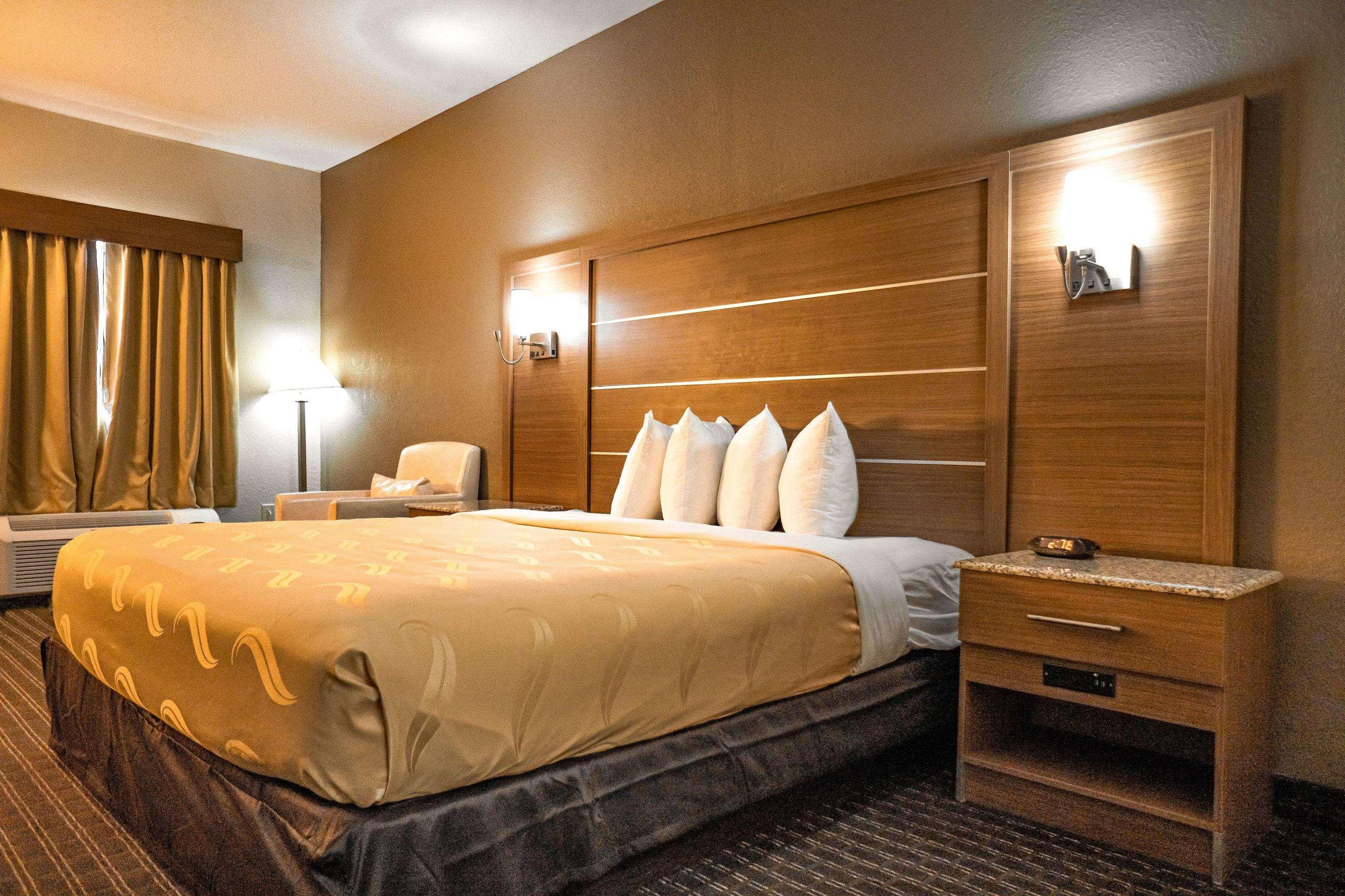 Quality Inn & Suites Near Six Flags - Austell Buitenkant foto