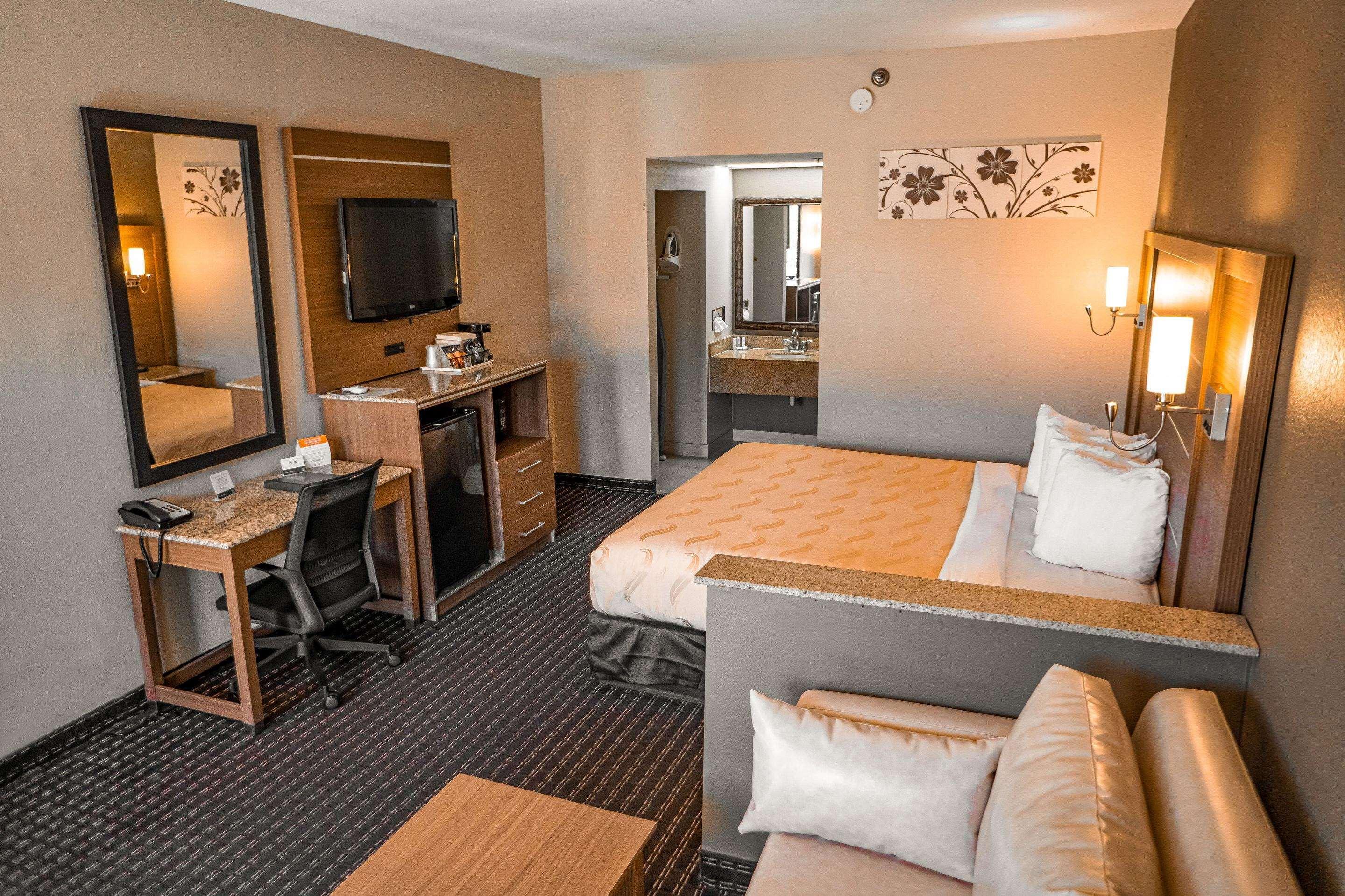 Quality Inn & Suites Near Six Flags - Austell Buitenkant foto