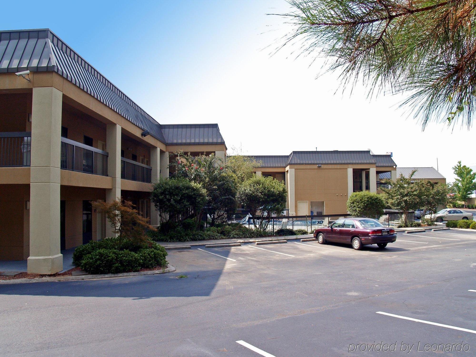 Quality Inn & Suites Near Six Flags - Austell Buitenkant foto
