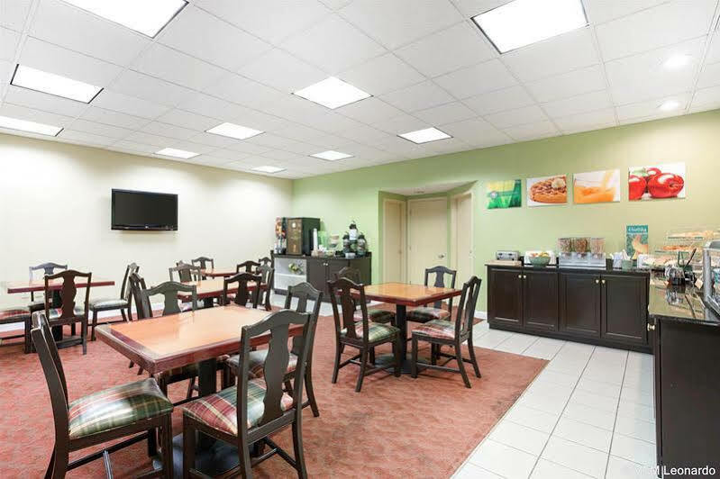 Quality Inn & Suites Near Six Flags - Austell Buitenkant foto